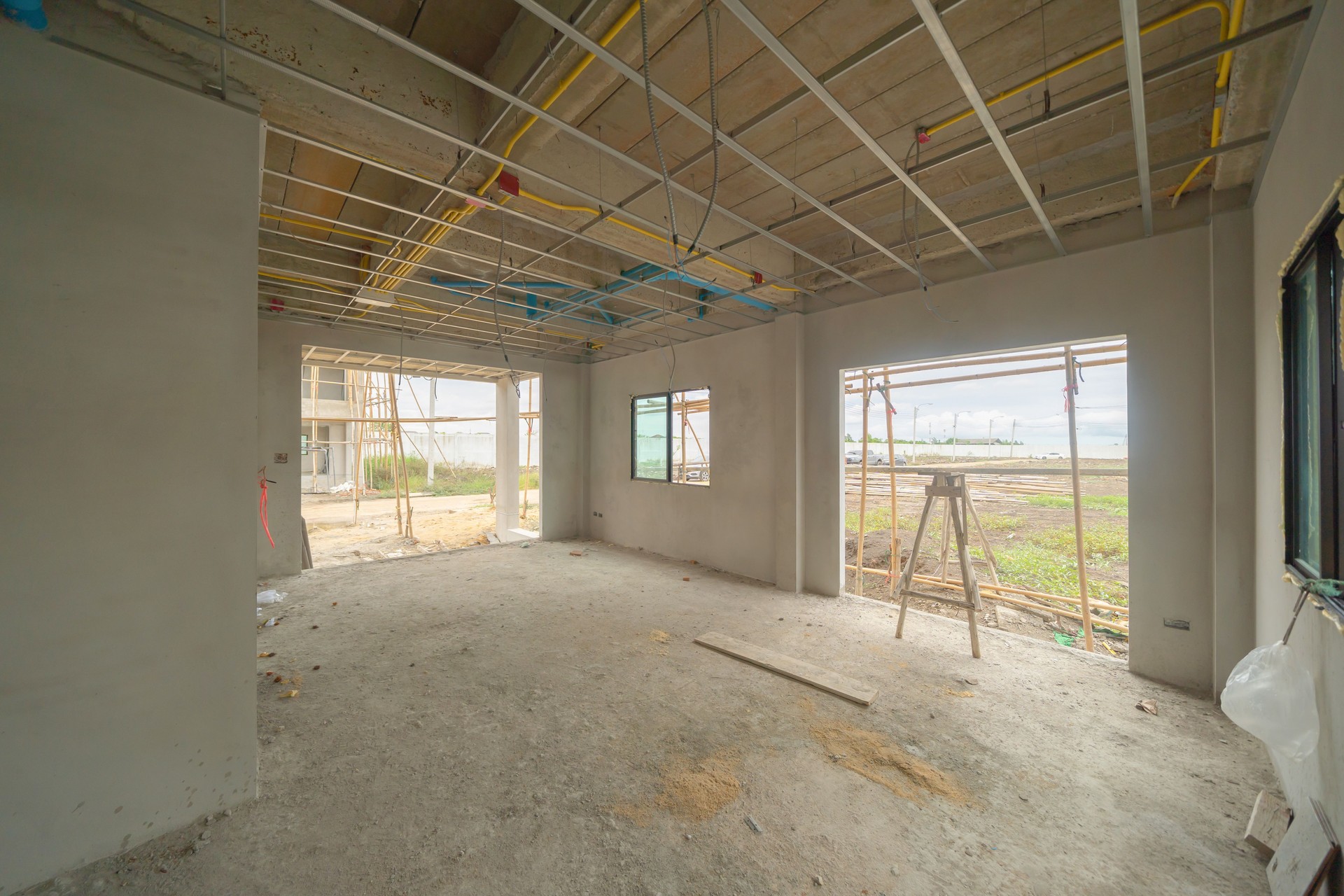 Vide salle en construction dans la maison ou la maison avec de l’espace sur place. Intérieur. Ancienne propriété locative de chambre non meublée, unités d’espace de vie. mode de vie. Rénovation.